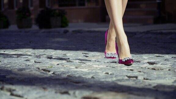 美丽的女性腿在城市街道上