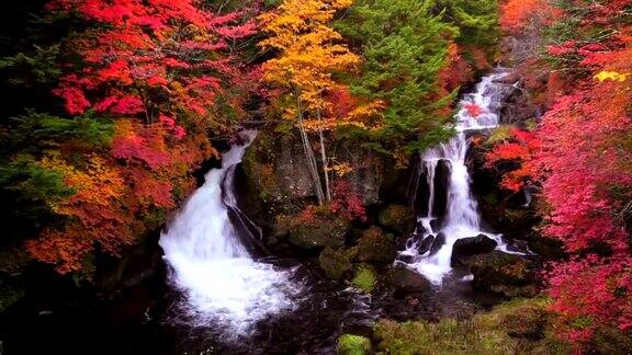 日本日光的龙津瀑布秋景