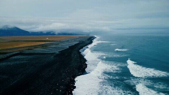 鸟瞰图的黑沙滩与冰山在冰岛