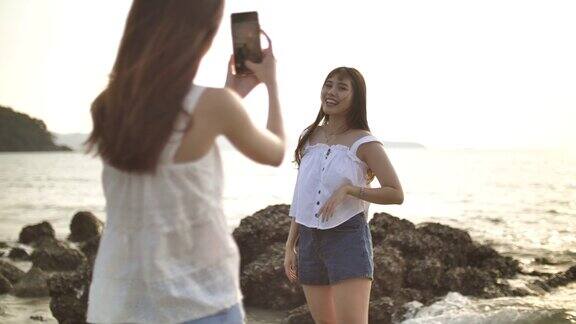 女性朋友摆姿势反应拍照在海滩享受生活微笑