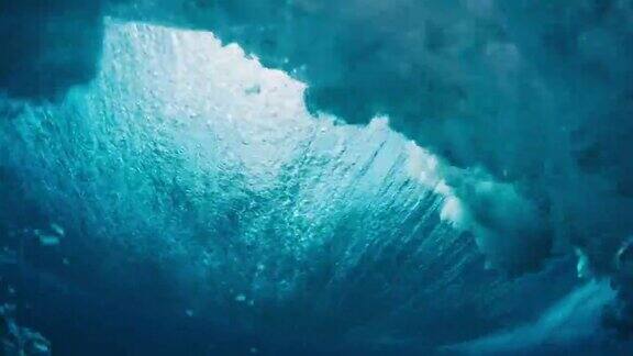 海浪水晶般清澈的海浪翻滚和破碎印度洋的海浪拍打着马尔代夫的海岸