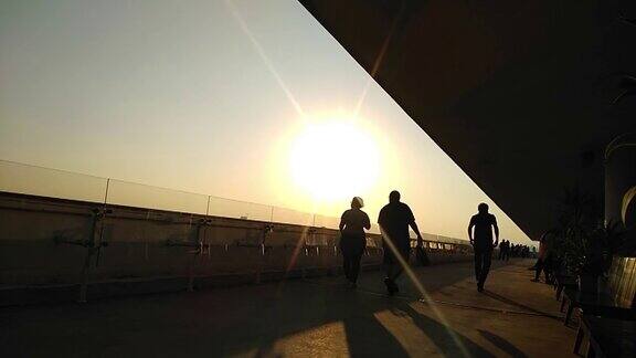 在S?o保罗市伊比亚普埃拉公园附近人们在日落前散步