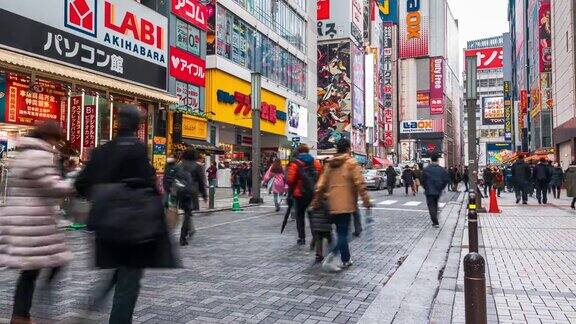 4K延时镜头:在东京秋叶原社区街道电子镇行人拥挤游客购物视频游戏动漫漫画的右边