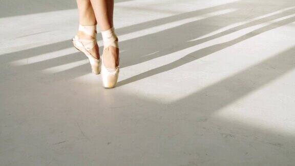 在白色的工作室里穿着古典芭蕾舞短裙的芭蕾舞女演员的剪影