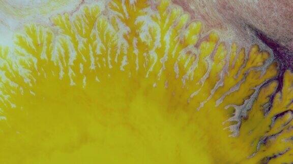水晶发芽粉彩背景上的抽象黄色斑点抽象的垃圾艺术墨水颜料扩散爆炸的背景