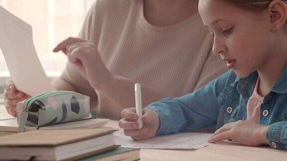 妇女帮助女学生学习