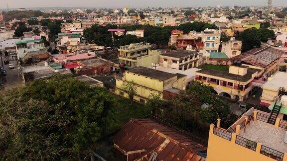 航拍无人机拍摄的印度城市被群山包围
