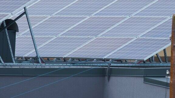 郊区农村地区屋顶覆盖太阳能光伏板生产清洁生态电能的住宅自主家居
