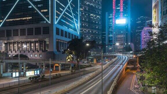 香港摩天大楼和夜间交通用汽车尾灯