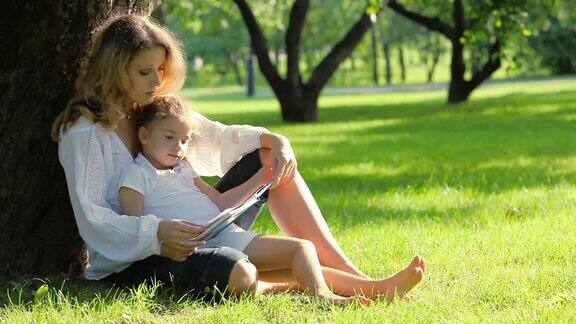 妈妈和女儿在公园看书