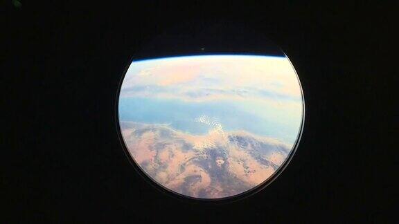 行星地球从国际空间站的窗口观看