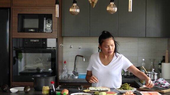 专业女厨师用煮熟的虾做手寿司只用新鲜的食材