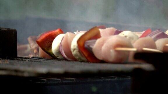 烤架上的猪肉串