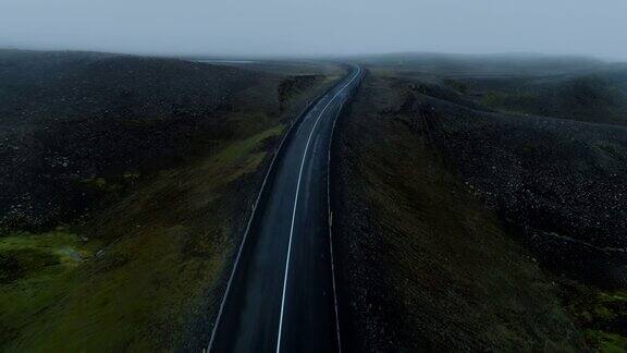 冰岛山区的穆迪史诗般的雾蒙蒙道路