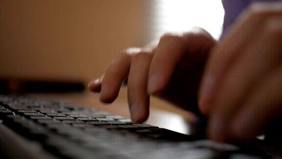 特写商人在电脑键盘上打字男人的手忙着在键盘上打字黑客的学生缓慢的运动