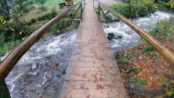木桥秋天的老木桥喀尔巴阡山乌克兰