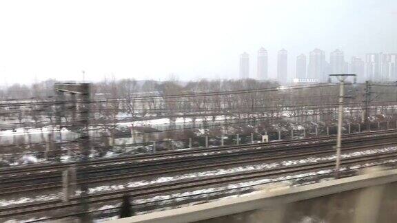 中国北京高铁窗外的城市景观