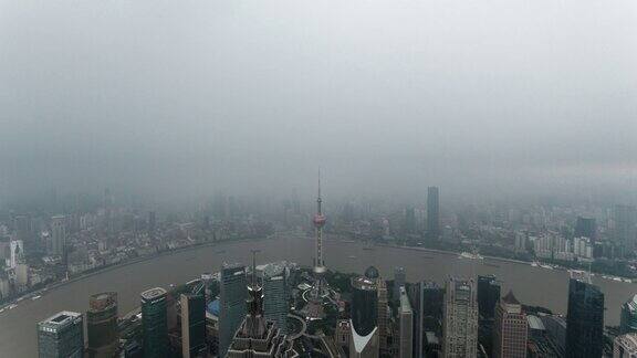 下雨天的上海上海环球金融中心100层的高角度视角4k延时镜头乌云笼罩着整个城市