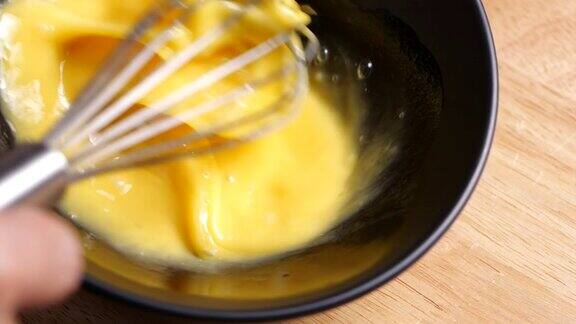 在慢镜头中准备自制煎蛋卷和打蛋