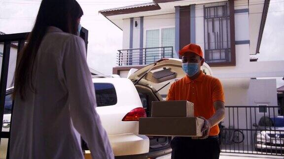 亚洲送货男子携带纸包裹盒子交付给女性客户