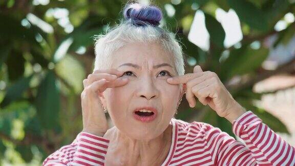 肖像:老年妇女在讲述她的故事时的享受东南亚及东亚:50岁以上人群