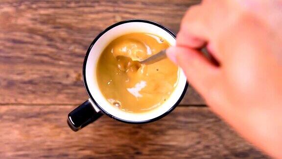用勺子手动搅拌咖啡