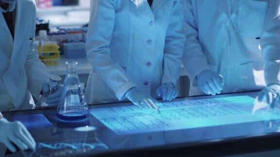一组科学家正在实验室里研究一个数字触摸屏