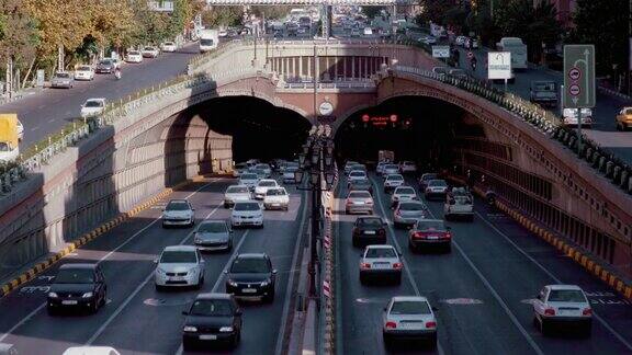 德黑兰街道上穿过隧道的汽车