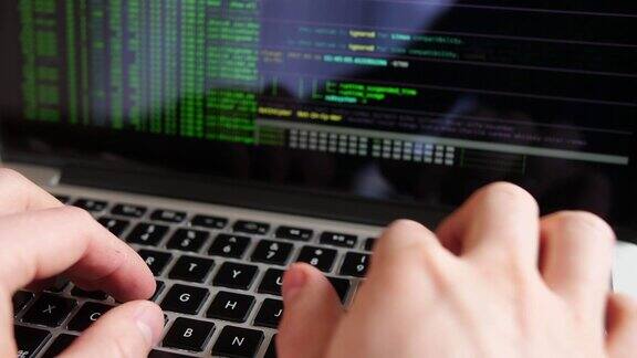 匿名黑客编程在计算机控制台破解密码