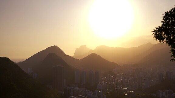 巴西里约热内卢美丽的金色日落时刻