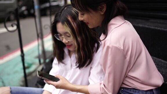 现代学生在城市街道上使用智能手机