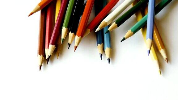 彩色铅笔在白纸上
