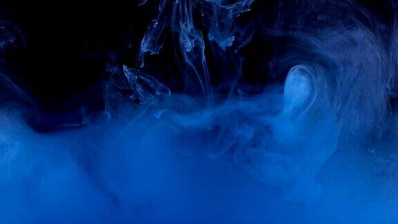 蓝色墨水在水中创造液体艺术形状