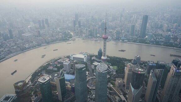 4k时间推移:空中俯瞰上海陆家嘴地区和摩天大楼在黄昏中国