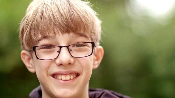 11岁戴眼镜男孩的肖像