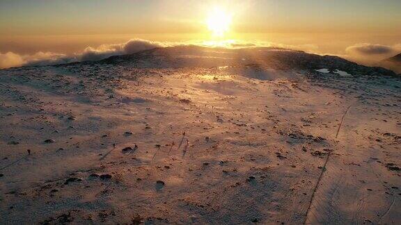 落日的剪影山的日落太阳在山上落下美丽的山的风景