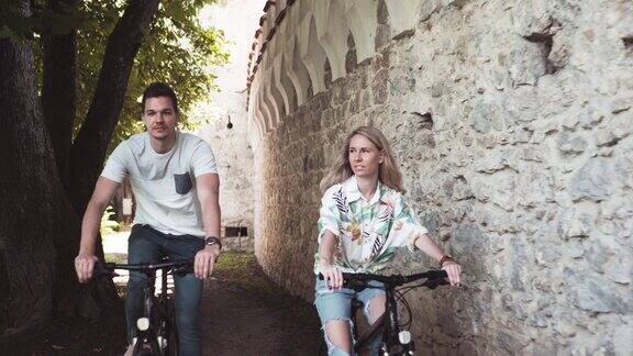 年轻夫妇愉快地一起骑自行车