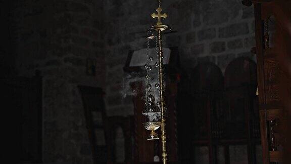 一个东正教教堂燃烧蜡烛的电影镜头