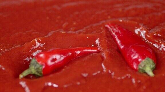 在番茄酱和香料中掉落的红辣椒荚