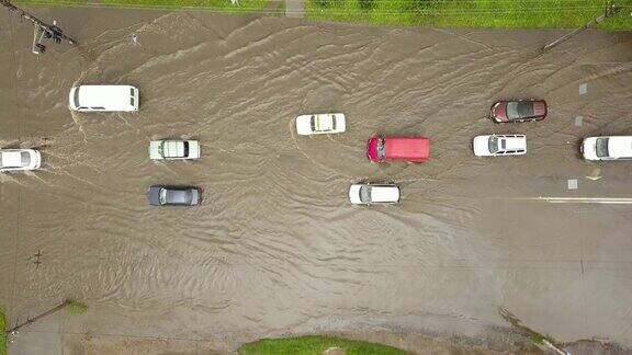 交通车辆在被雨水淹没的道路上行驶的鸟瞰图