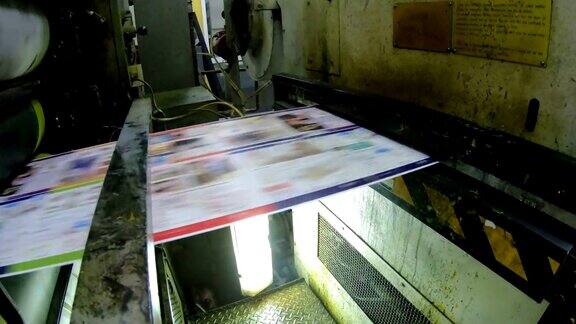 杂志印刷在一家印刷厂生产线上