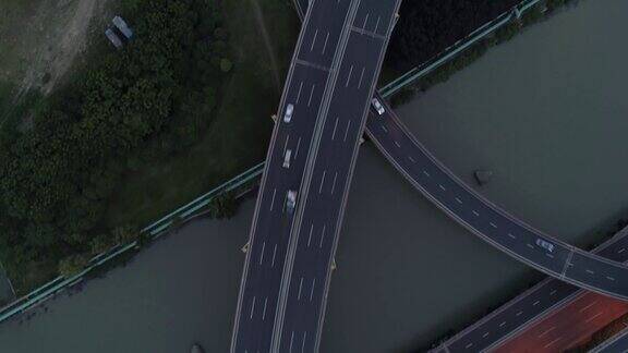日落时分高速公路多层交叉口车辆移动的无人机视图汽车正在一个多层次的道路交叉口上移动这是城市苏州城市中国