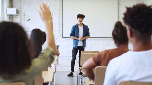 研讨会期间学生在教室演讲