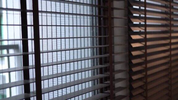 开启和关闭威尼斯木窗帘百叶窗为现代室内遮阳百叶窗