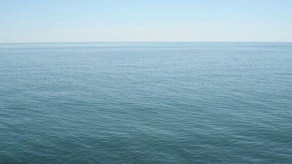 晴朗的早晨蓝色平静的大海