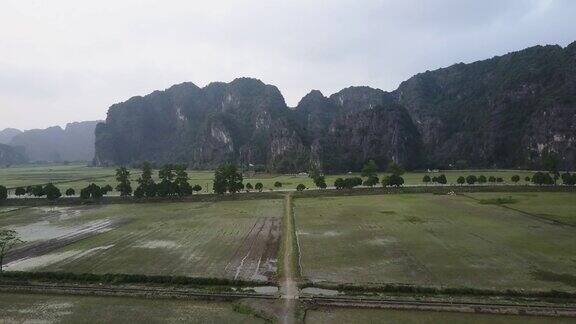 飞越稻田到越南的山区和乡村公路