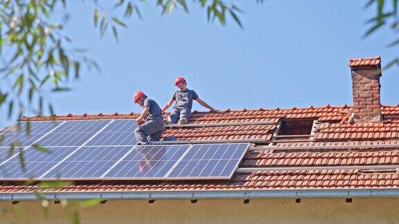 工人在屋顶安装太阳能电池板