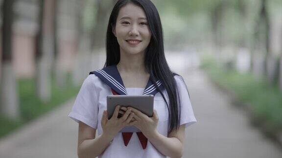 年轻的亚洲女性使用笔记本电脑