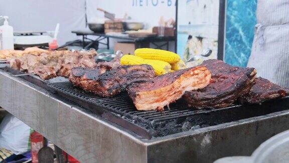 在街头美食节上烤肉烤肉上烤的大块猪肉