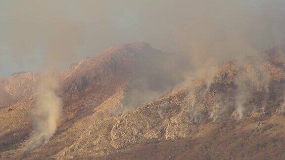 黑山山脉中被烧毁的冒烟的森林